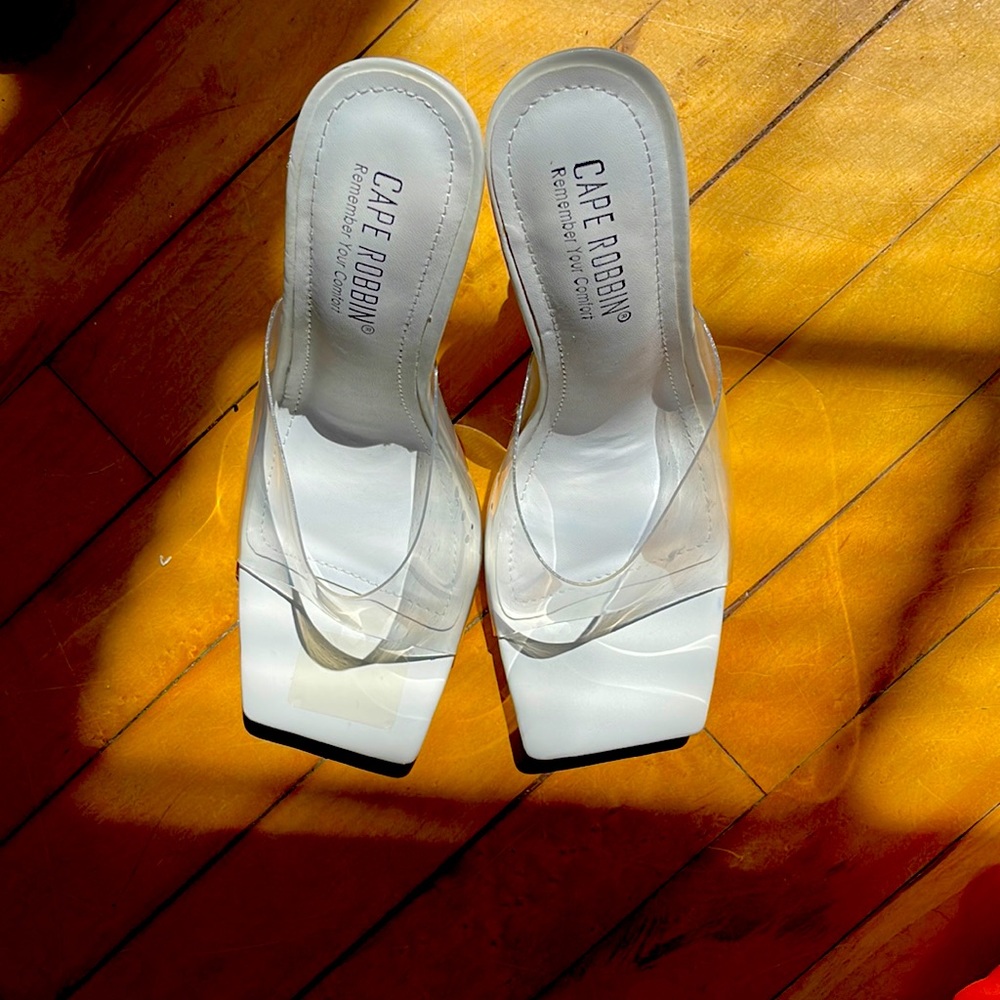 Brand new cape robbin heels